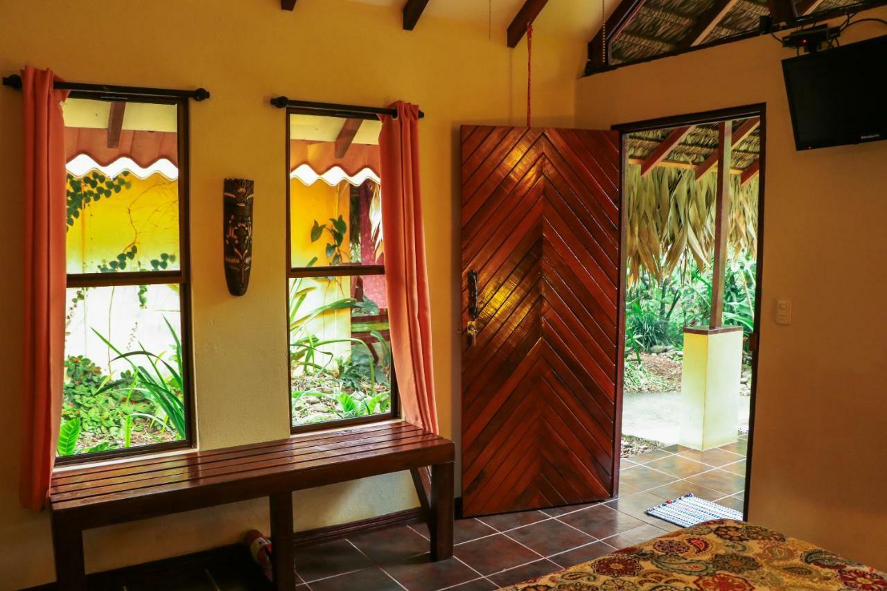 Caribe Town Bungalows Puerto Viejo de Talamanca Exterior photo