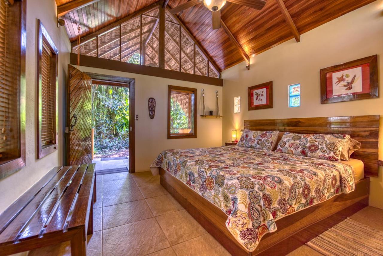 Caribe Town Bungalows Puerto Viejo de Talamanca Exterior photo